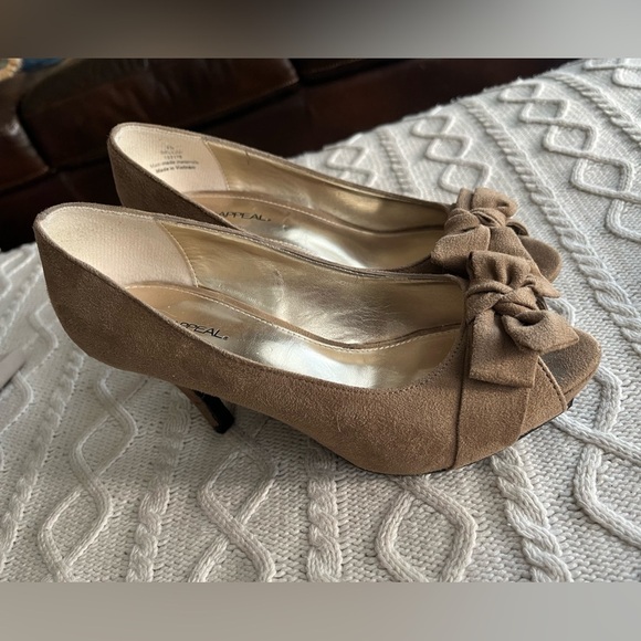 X-Appeal Brand Faux Suede Heels with Front Bows, Peek a Boo Toes Women’s 6.5 - Picture 10 of 10